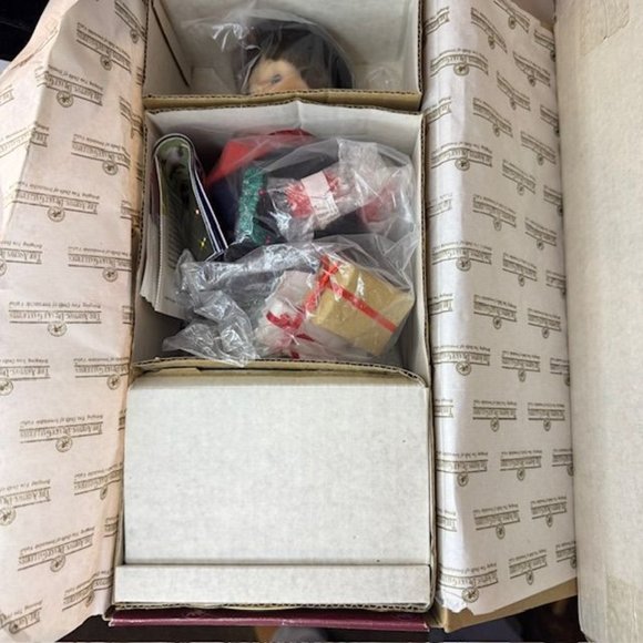 1993 Ashton-Drake "Wrapped Up In Christmas" Porcelain Figurine With Original Box - Picture 3 of 9